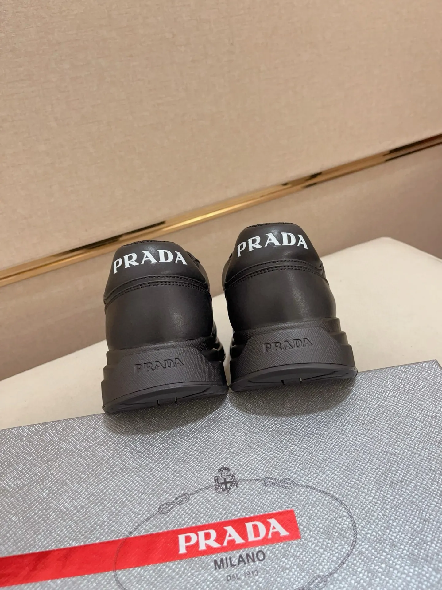Men's shoes 💰 580 💰 (high version) new Prada (Prada) high-top counters are launched simultaneously, new men's shoes, 😘fabrics are selected from waterproof technical cloth. First layer cowhide lining. 👍🏿Original molded anti-slip rubber outsole, with exquisite lines, simple and elegant, comfortable and high-end for leisure travel. Number of yards: 38 to 44. (Can be customized for 45.46.)